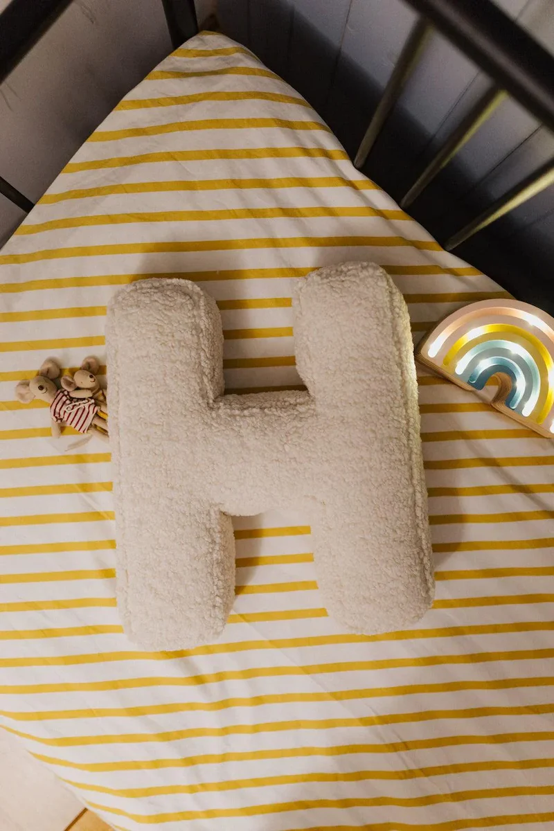 Betty's Home Buchstabenkissen H Creme Bouclé
