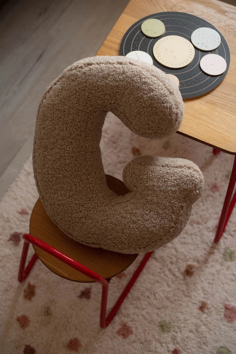 Betty's Home Buchstabenkissen G Mocha Bouclé