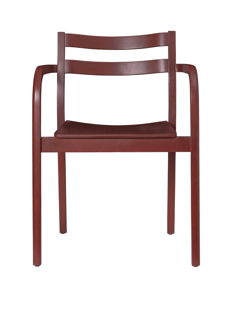 Chaise avec accoudoirs en frêne rouge marron vernis Boda - Ferm Living