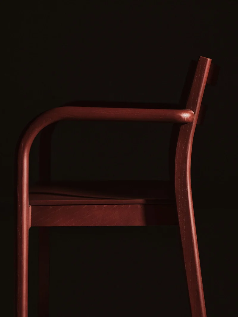 Chaise avec accoudoirs en frêne rouge marron vernis Boda - Ferm Living