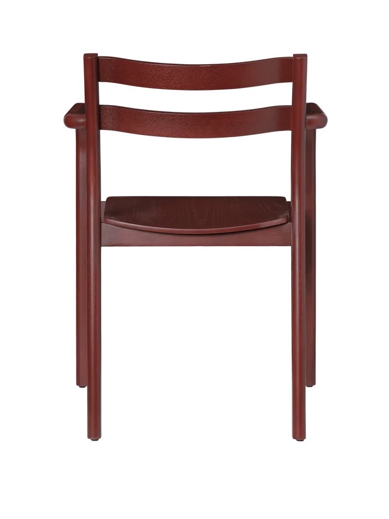 Chaise avec accoudoirs en frêne rouge marron vernis Boda - Ferm Living