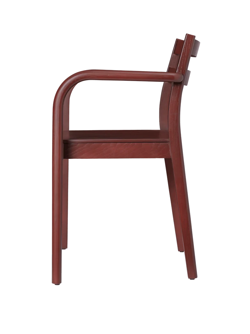 Chaise avec accoudoirs en frêne rouge marron vernis Boda - Ferm Living