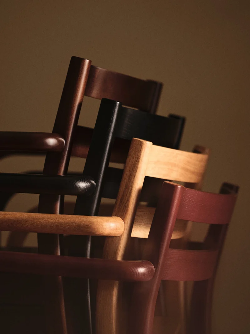 Chaise avec accoudoirs en frêne rouge marron vernis Boda - Ferm Living