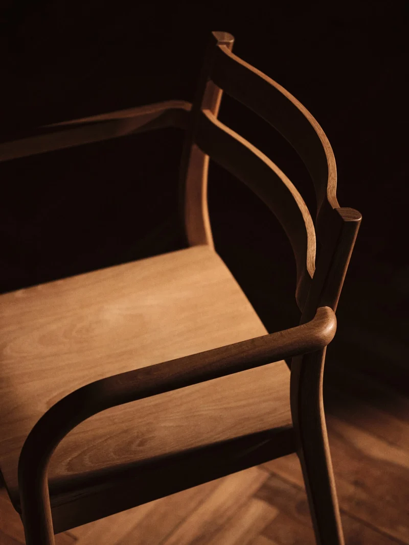 Chaise avec accoudoirs en chêne naturel vernis Boda - Ferm Living