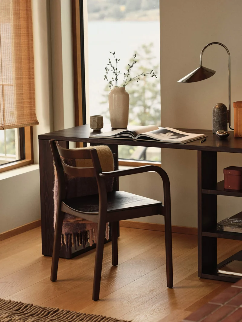 Chaise avec accoudoirs en hêtre foncé Boda - Ferm Living