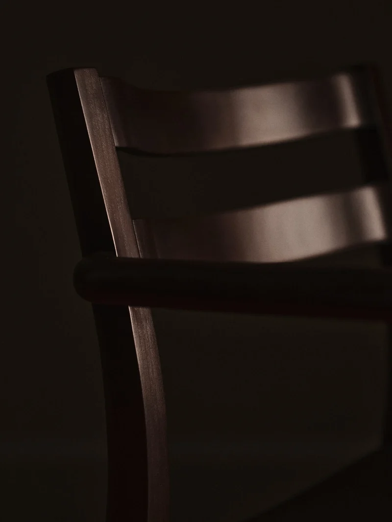 Chaise avec accoudoirs en hêtre foncé Boda - Ferm Living