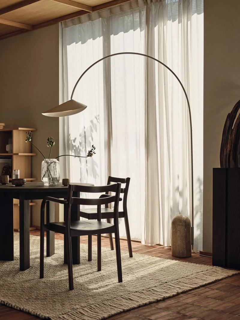 Chaise avec accoudoirs en hêtre foncé Boda - Ferm Living