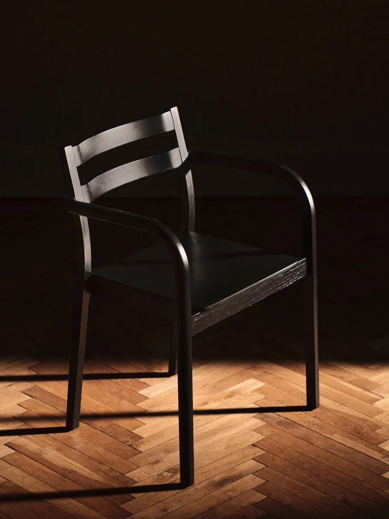 Chaise avec accoudoirs en frêne noir vernis Boda - Ferm Living
