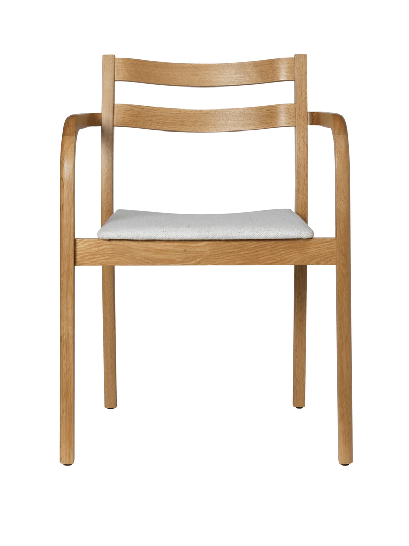 Chaise avec accoudoirs en chêne naturel et assise en tissu blanc Boda - Ferm Living