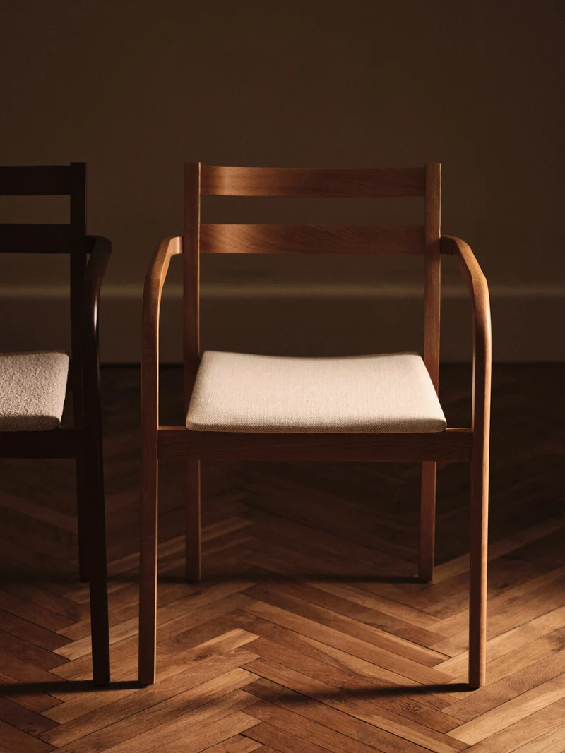 Chaise avec accoudoirs en chêne naturel et assise en tissu blanc Boda - Ferm Living