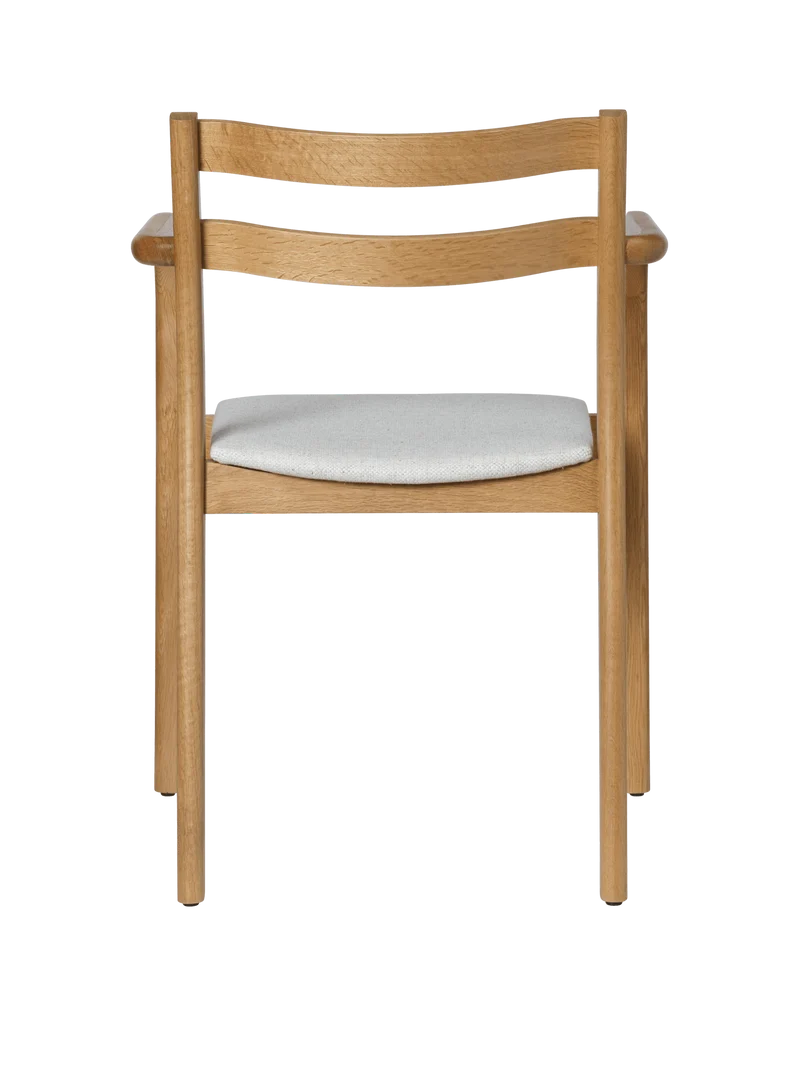 Chaise avec accoudoirs en chêne naturel et assise en tissu blanc Boda - Ferm Living