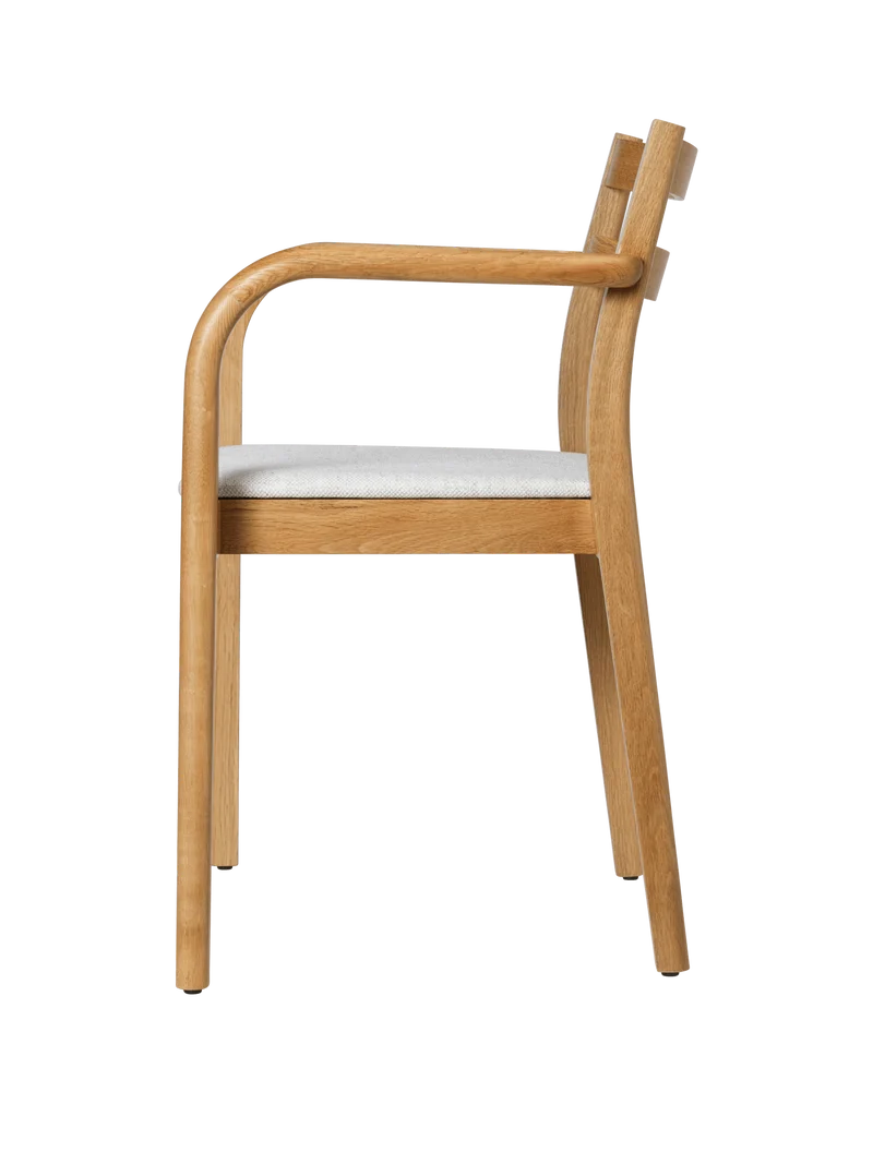 Chaise avec accoudoirs en chêne naturel et assise en tissu blanc Boda - Ferm Living