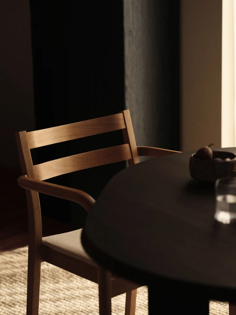 Chaise avec accoudoirs en chêne naturel et assise en tissu blanc Boda - Ferm Living