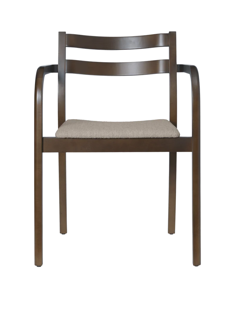 Chaise avec accoudoirs en hêtre foncé et assise en tissu bouclé beige Boda - Ferm Living