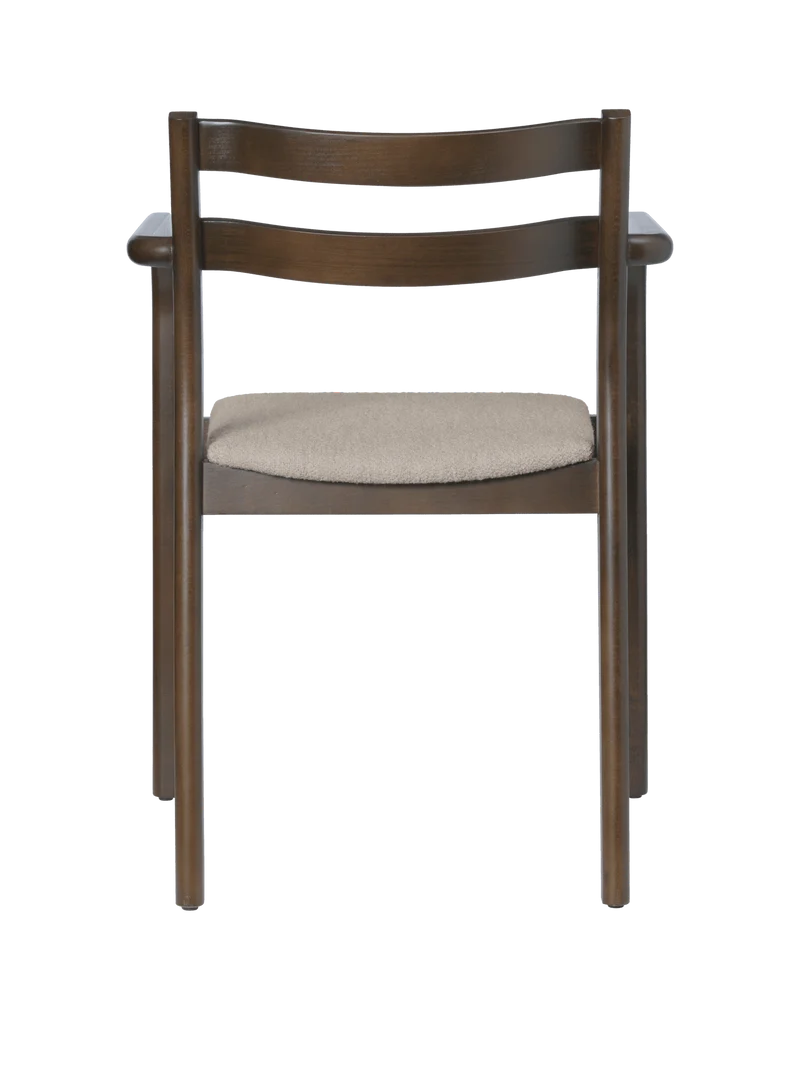 Chaise avec accoudoirs en hêtre foncé et assise en tissu bouclé beige Boda - Ferm Living