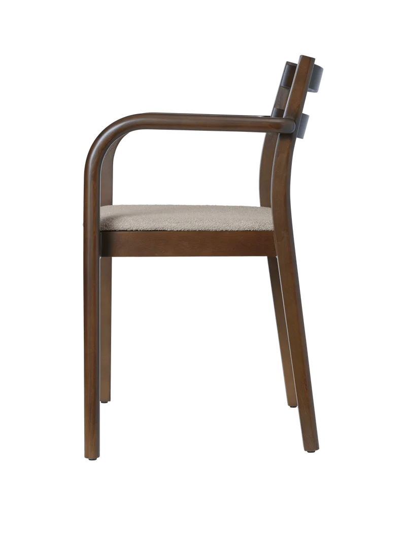 Chaise avec accoudoirs en hêtre foncé et assise en tissu bouclé beige Boda - Ferm Living