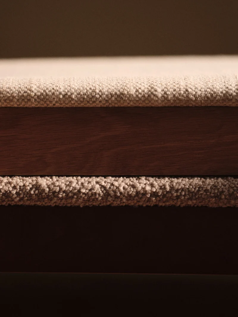 Chaise avec accoudoirs en hêtre foncé et assise en tissu bouclé beige Boda - Ferm Living