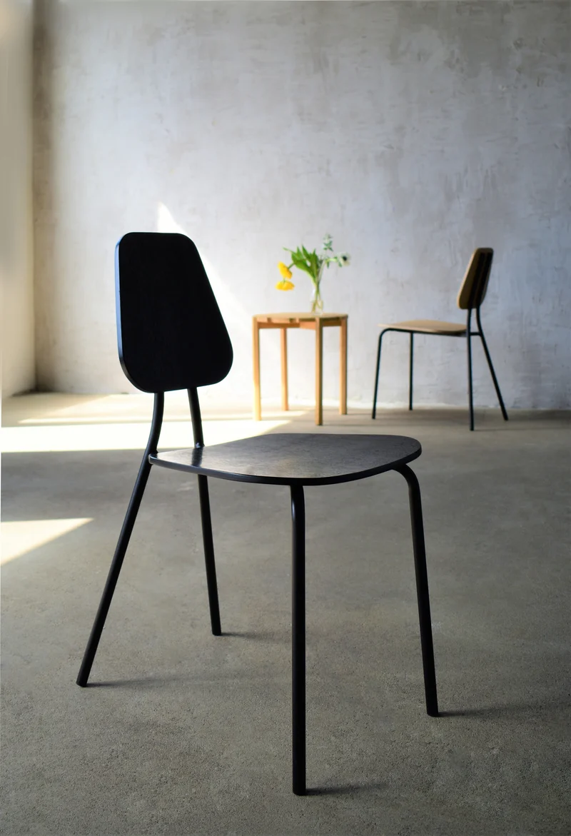 Chaise en chêne plaqué noir Hoya - Emko