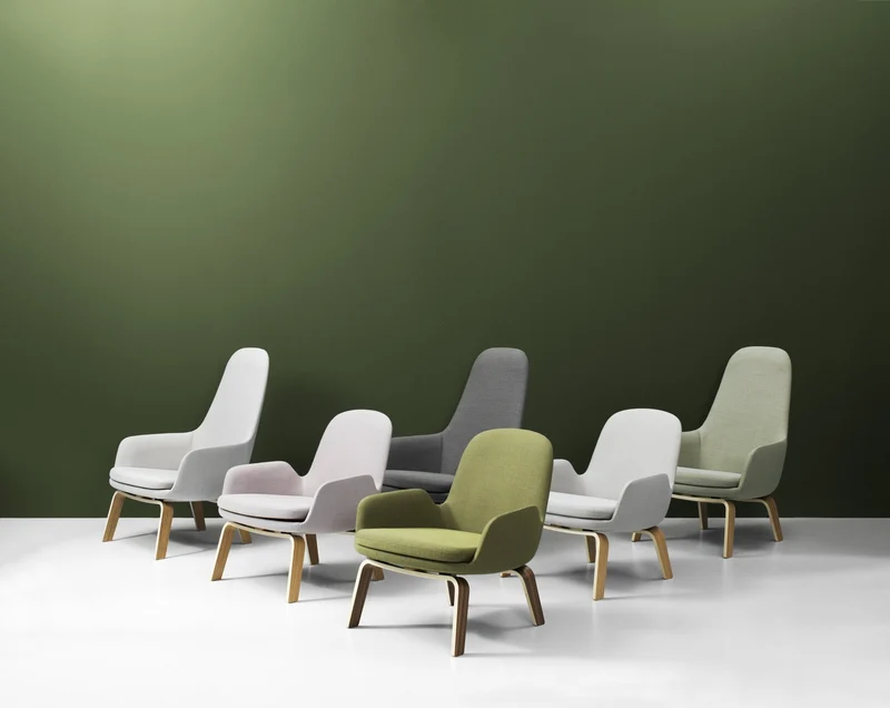 Fauteuil bas avec pieds en noyer et assise en cuir noir Era - Normann Copenhagen