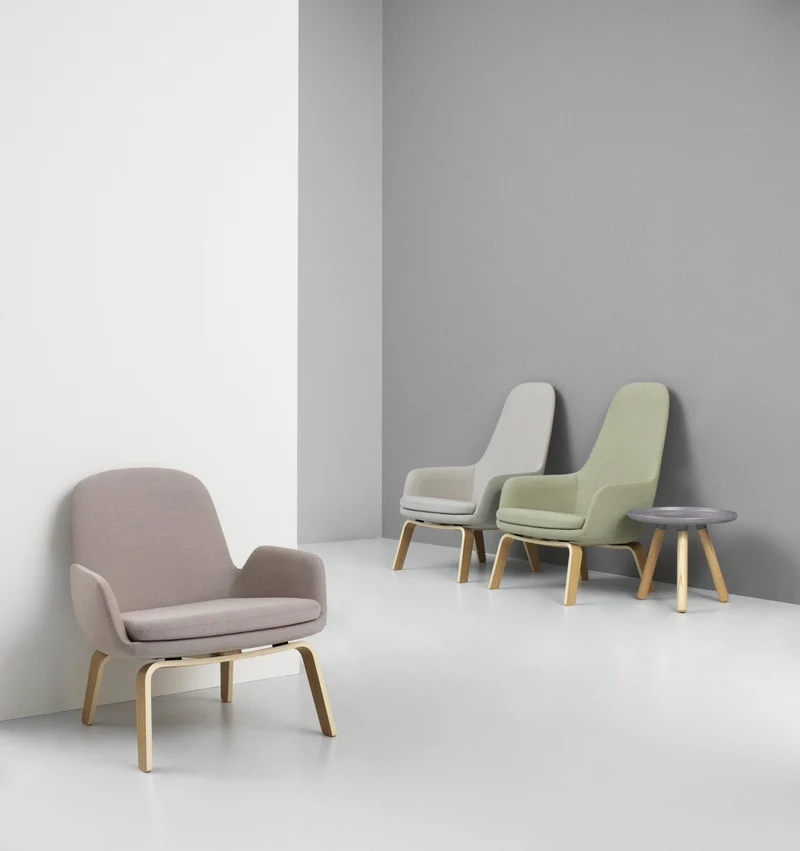 Fauteuil bas avec pieds en noyer et assise en cuir noir Era - Normann Copenhagen