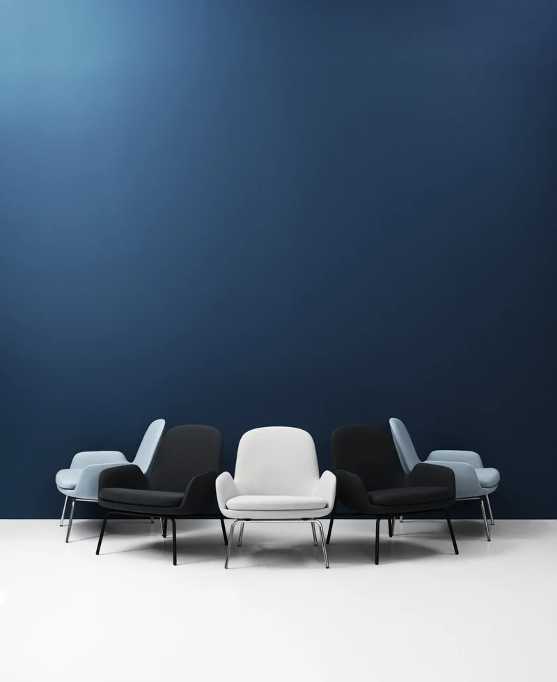 Fauteuil bas avec pieds en chêne et assise en cuir noir Era - Normann Copenhagen