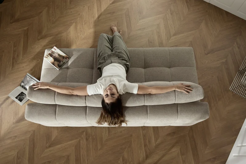 Canapé convertible en polyester beige et pied en chêne foncé 202x65cm Eilis - Innovation Living