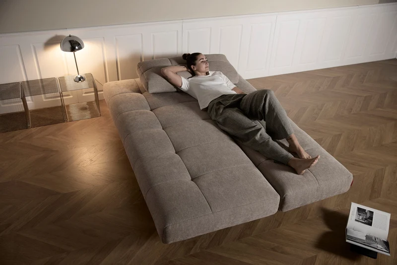 Canapé convertible en polyester beige et pied en chêne foncé 202x65cm Eilis - Innovation Living