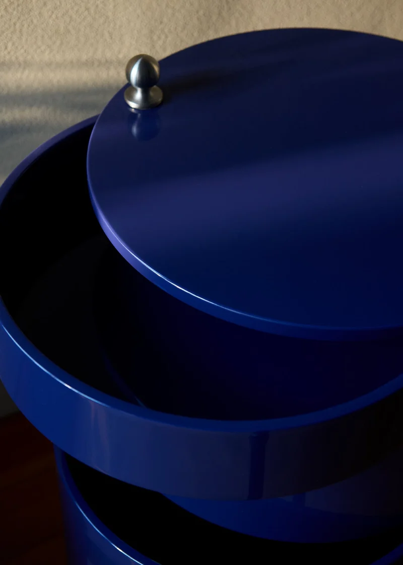 Table d'appoint sur roues en bois moulé deep blue Barboy - Verpan