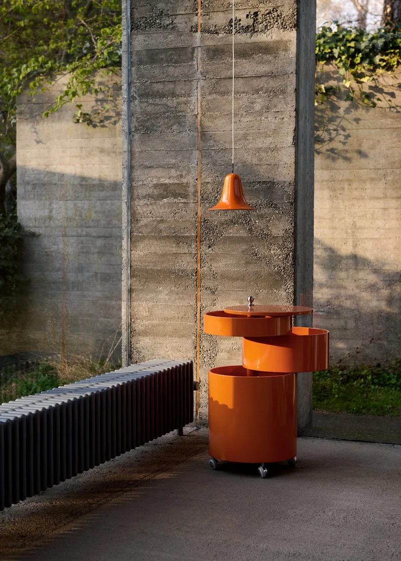 Table d'appoint sur roues en bois moulé orange fraiche Barboy - Verpan