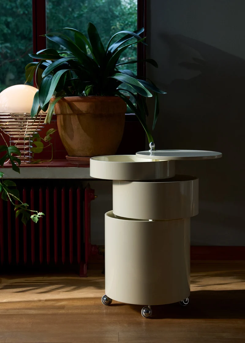 Table d'appoint sur roues en bois moulé crème Barboy - Verpan