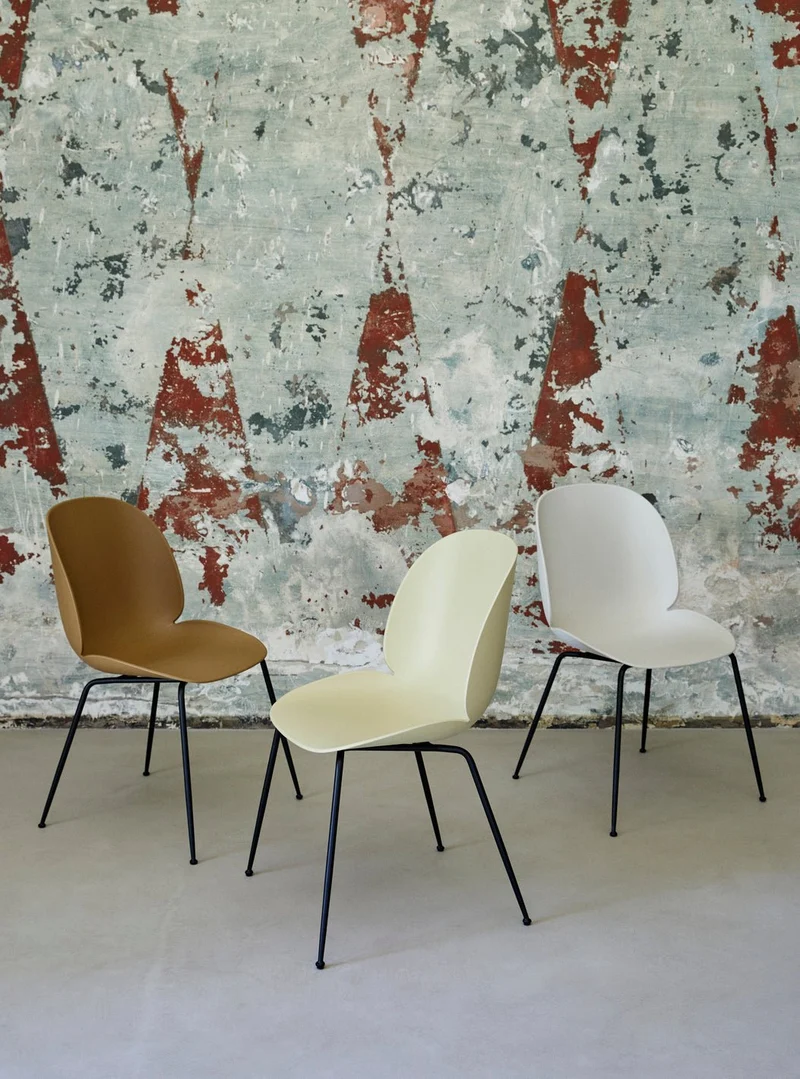 4 chaises en plastique beige et acier noir mat 55x56x87cm Beetle - Gubi