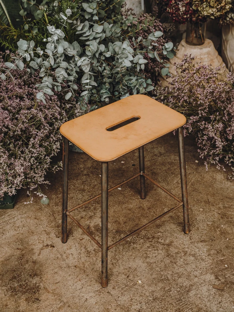 Tabouret en cuir naturel et acier brut 50 cm Adam - Frama