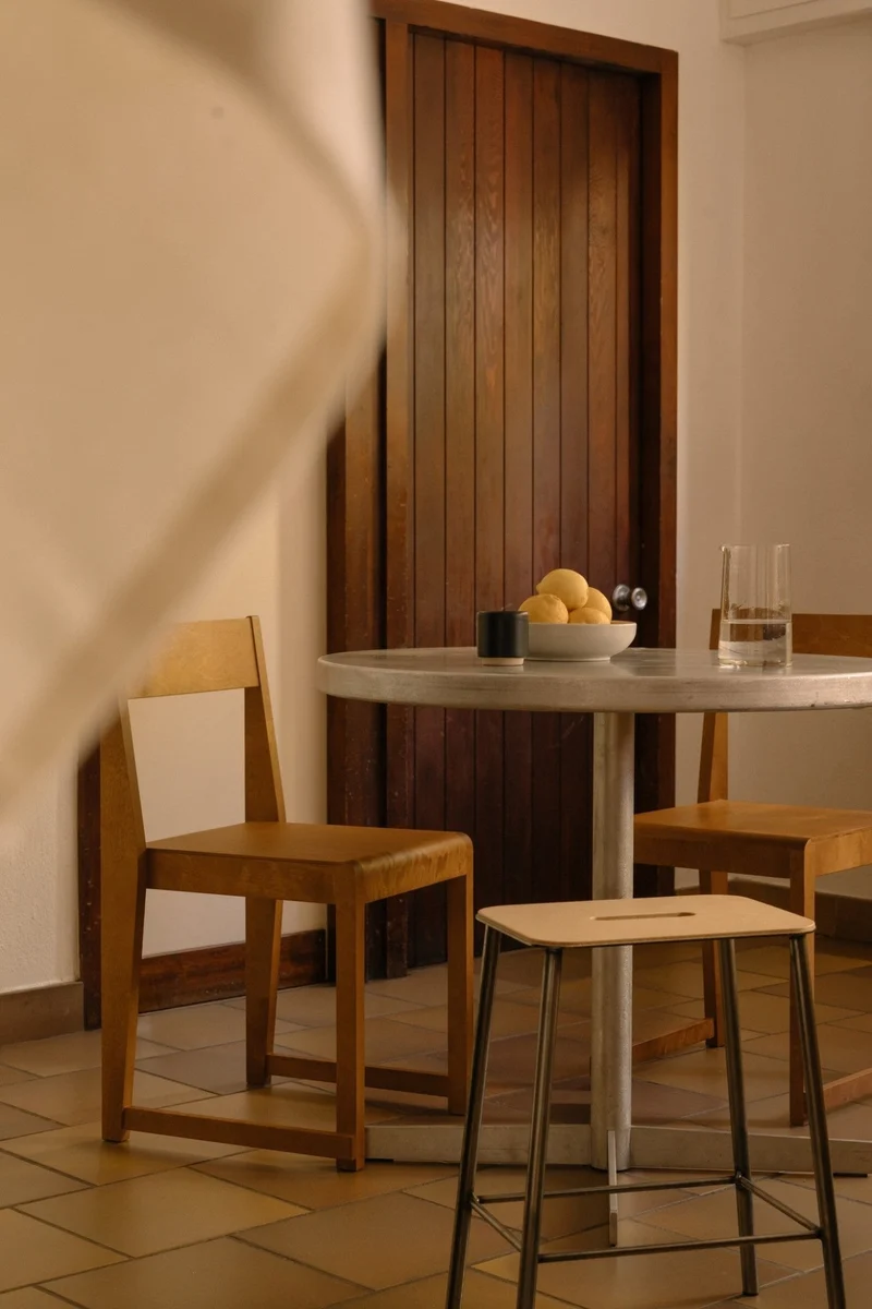 Tabouret en cuir naturel et acier brut 50 cm Adam - Frama