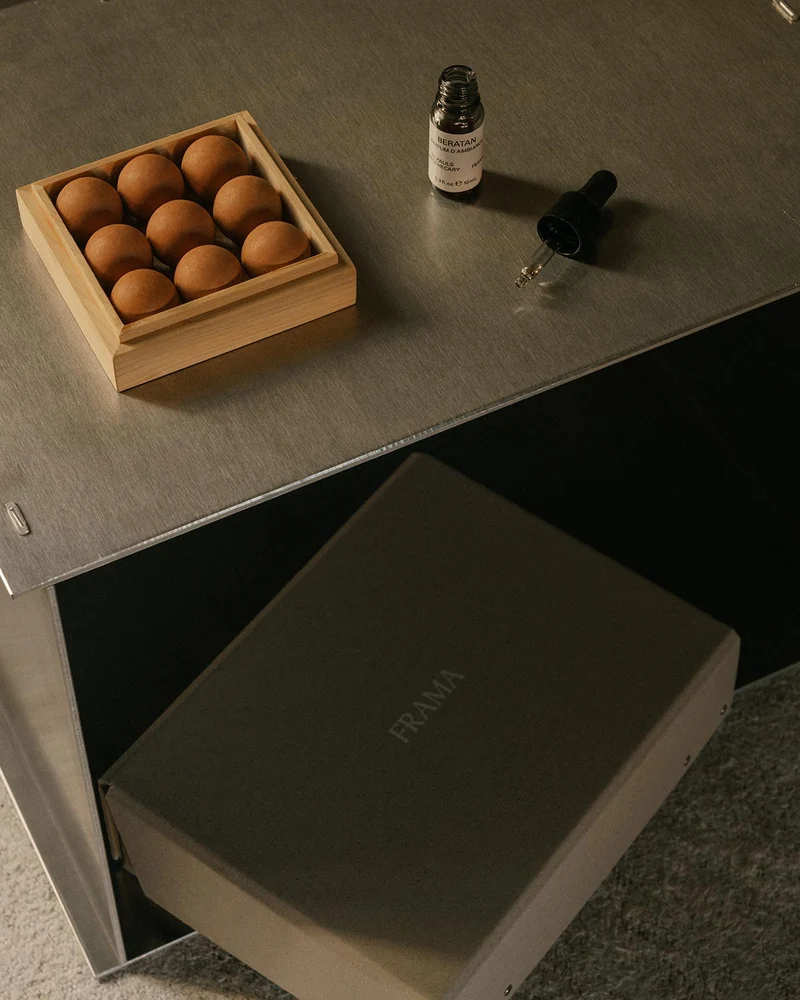 Table de chevet en aluminium 32,8 x 33,8 x 48,1 cm Rivet - Frama