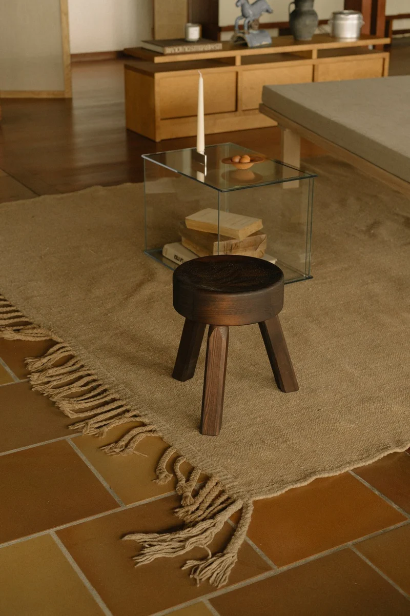 Tabouret rond en pin marron foncé 32,5 x 30,5 x 32,5 cm AML - Frama