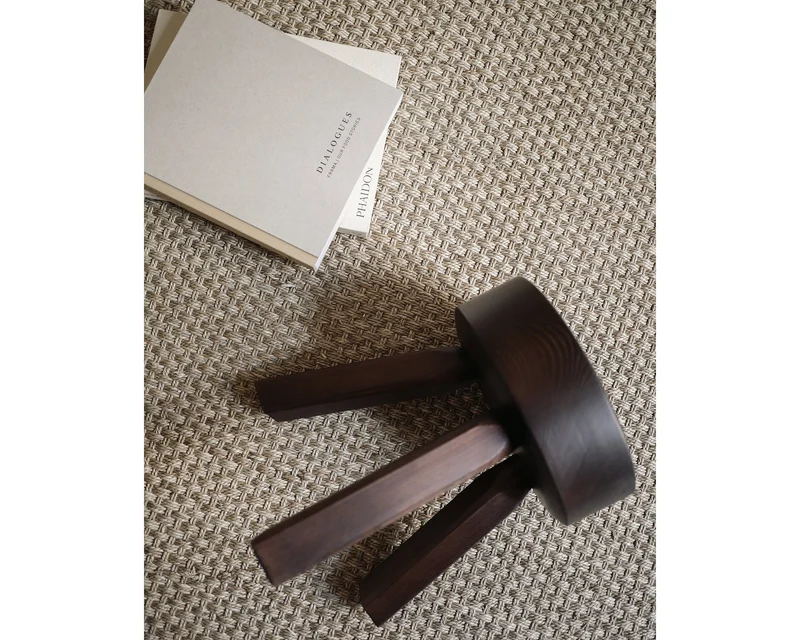 Tabouret rond en pin marron foncé 32,5 x 30,5 x 32,5 cm AML - Frama