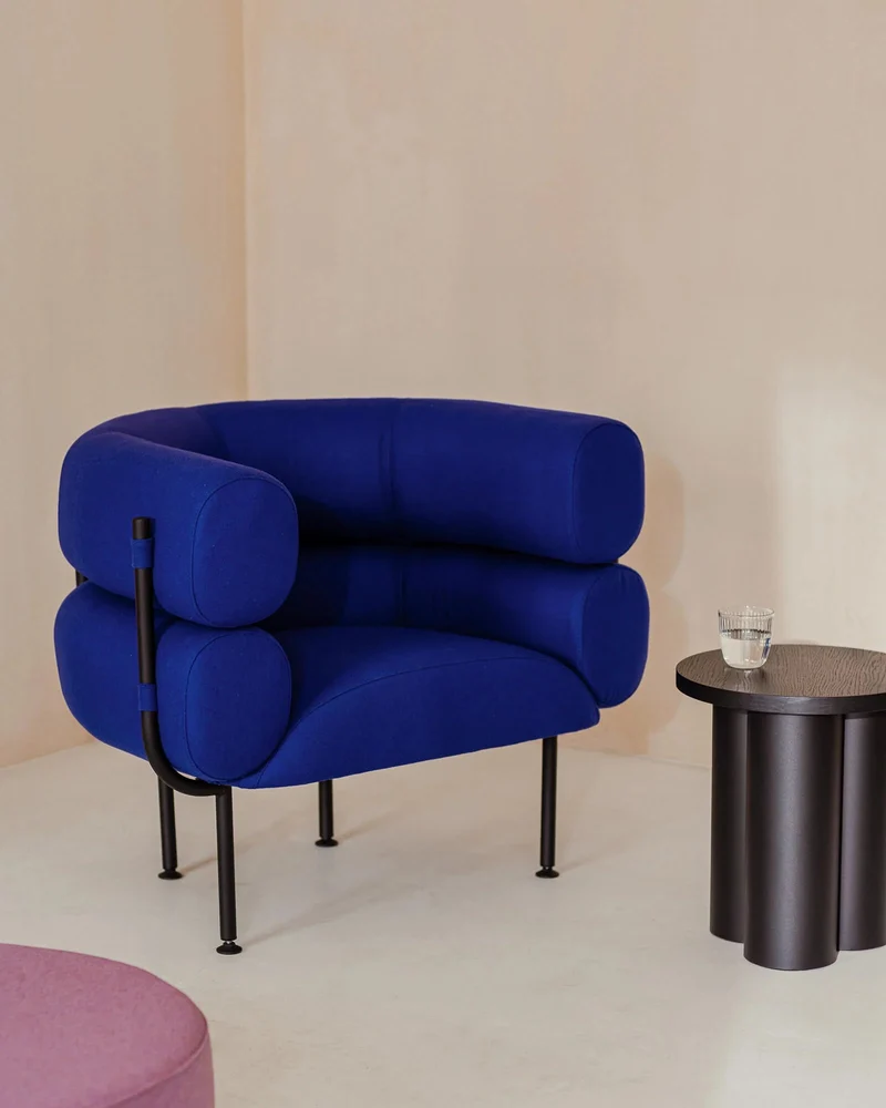 Fauteuil en acier et laine bouclé bleu myrtille 71,2cm Ubi Mini - noo.ma