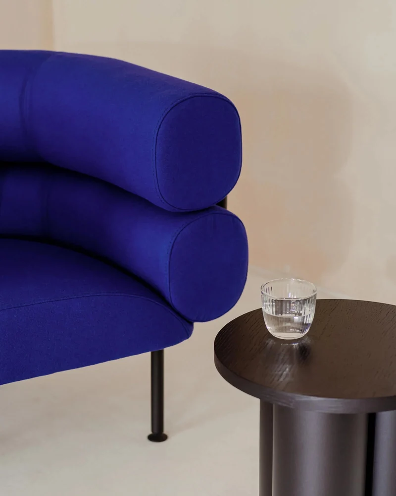 Fauteuil en acier et laine bouclé bleu myrtille 71,2cm Ubi Mini - noo.ma