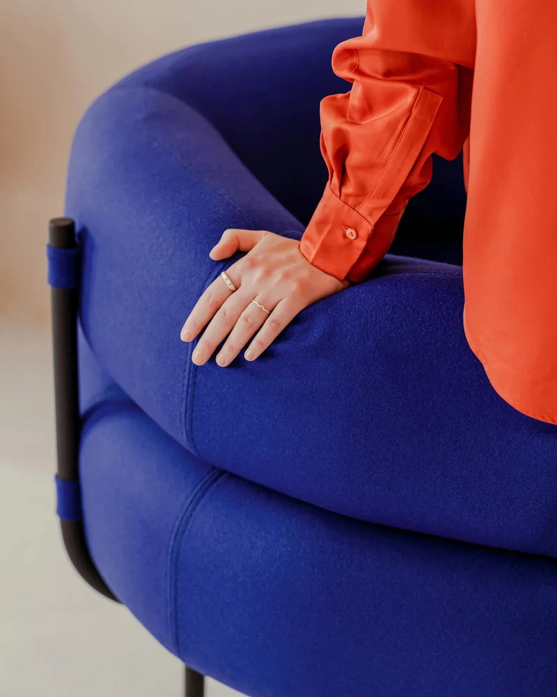 Fauteuil en acier et laine bouclé bleu myrtille 71,2cm Ubi Mini - noo.ma
