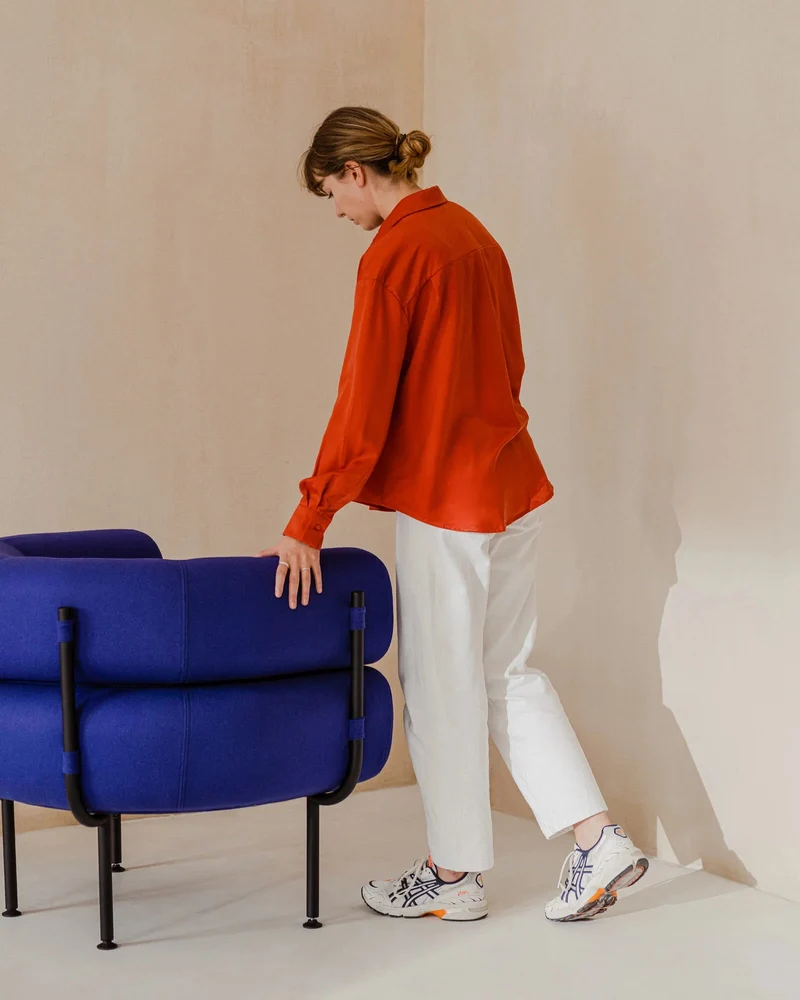 Fauteuil en acier et laine bouclé bleu myrtille 71,2cm Ubi Mini - noo.ma