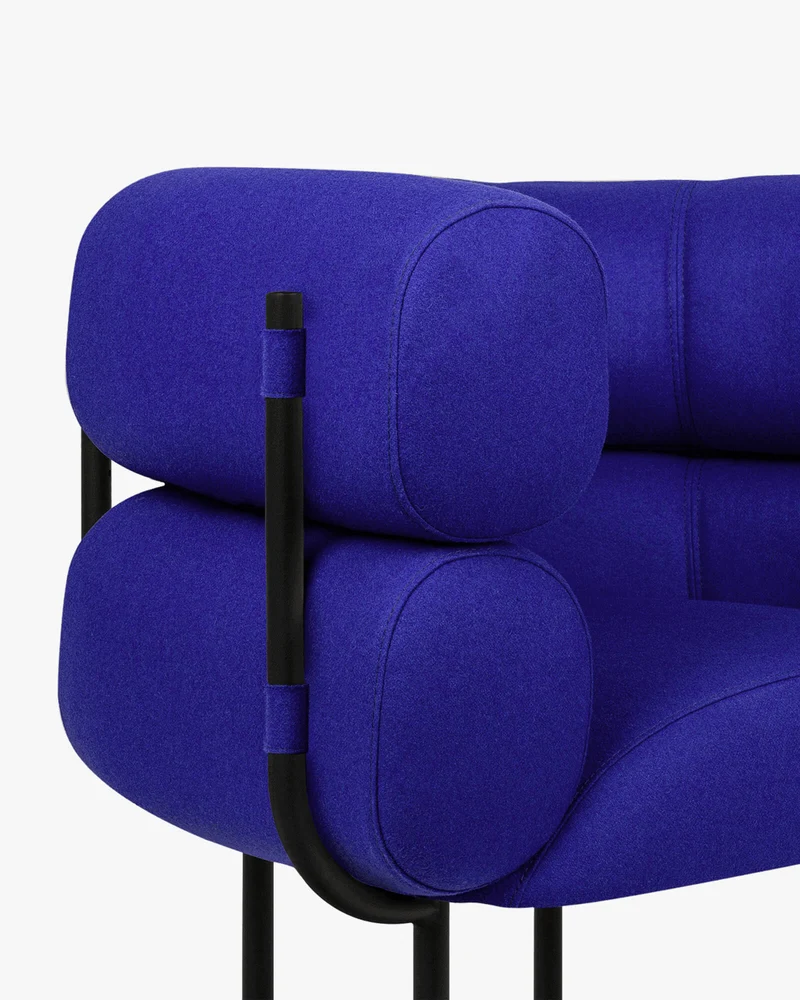 Fauteuil en acier et laine bouclé bleu myrtille 71,2cm Ubi Mini - noo.ma