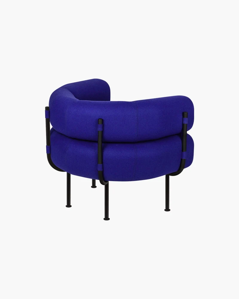 Fauteuil en acier et laine bouclé bleu myrtille 71,2cm Ubi Mini - noo.ma