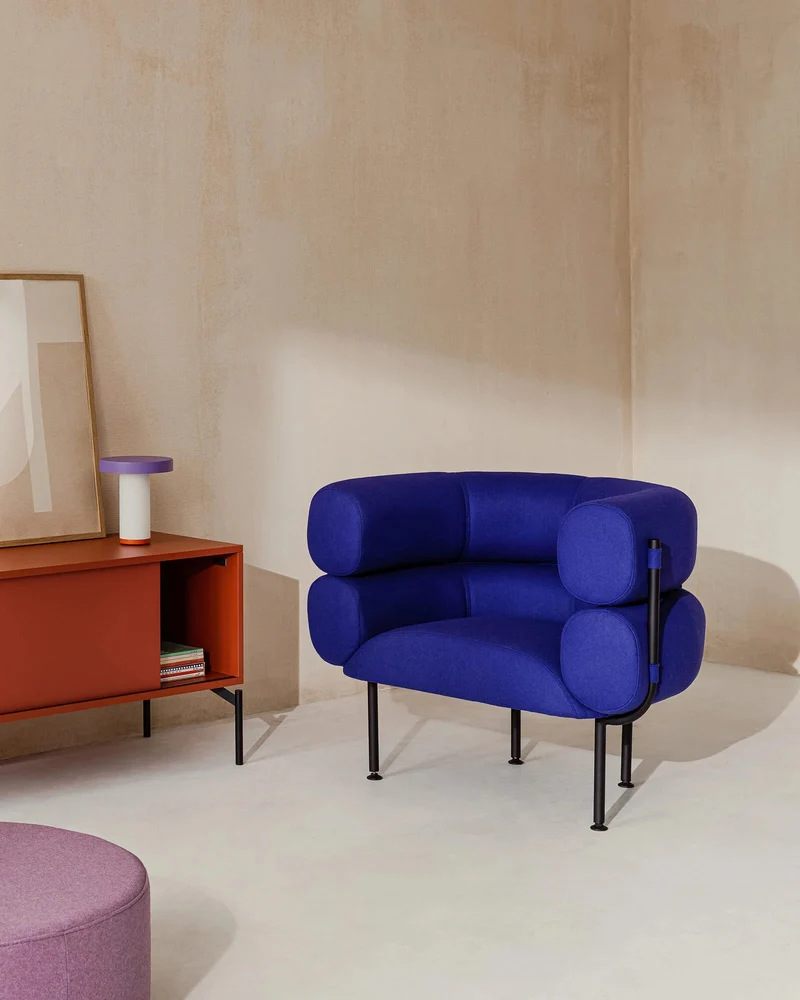 Fauteuil en acier et laine bouclé bleu myrtille 71,2cm Ubi Mini - noo.ma