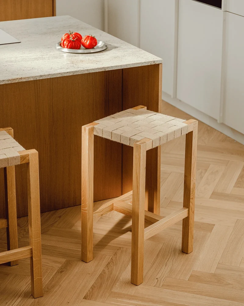 Tabouret de bar en chêne et coton 43x35x68cm Toli - Noo.ma