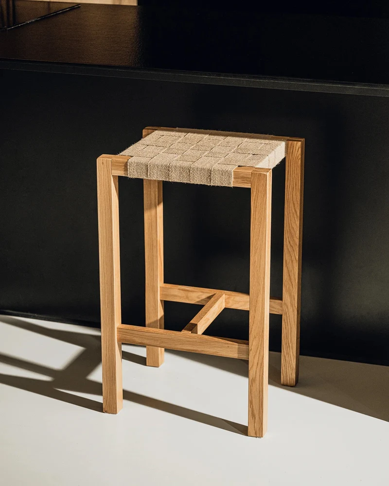 Tabouret de bar en chêne et coton 43x35x68cm Toli - Noo.ma