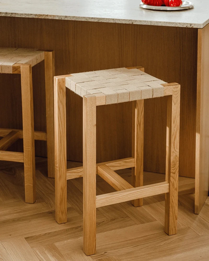 Tabouret de bar en chêne et coton 43x35x68cm Toli - Noo.ma