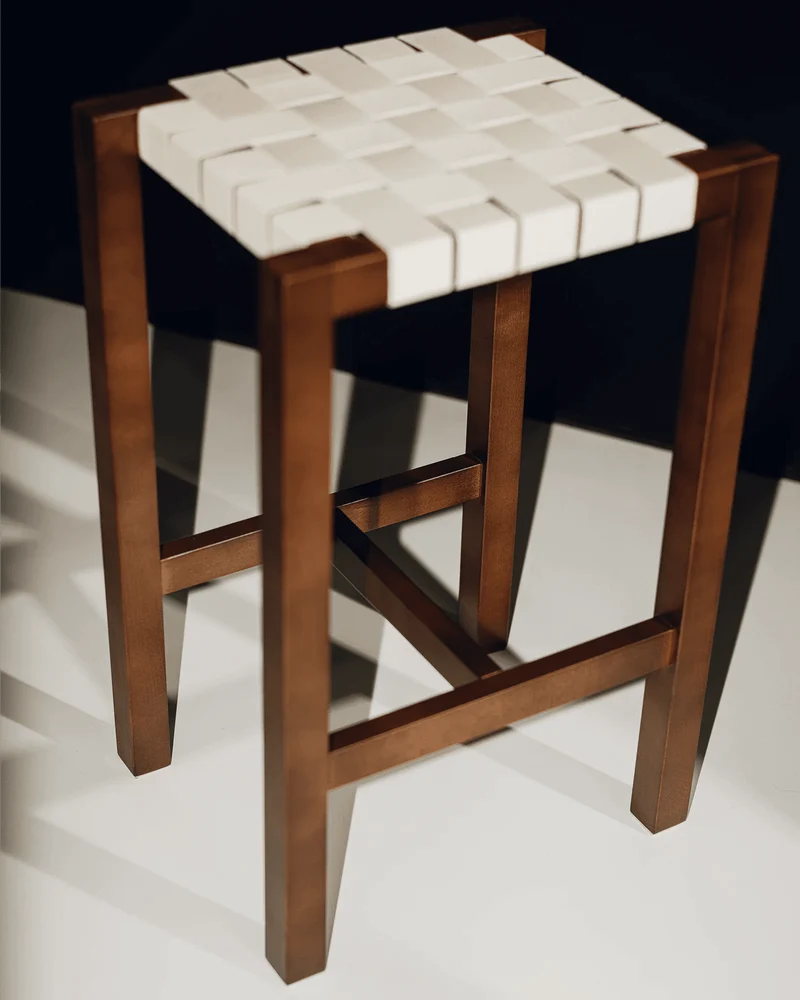Tabouret de bar en hêtre et coton marron foncé 43x35x68cm Toli - Noo.ma