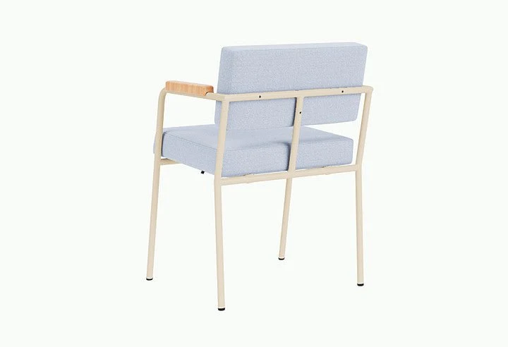 Chaise de salle à manger avec accoudoirs en acier beige et tissu bleu glacé Monday - Fest Amsterdam