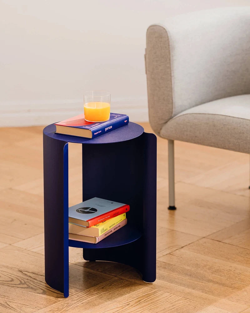 Table d'appoint en acier bleu myrtille 32,3x50cm Wa - Noo.ma