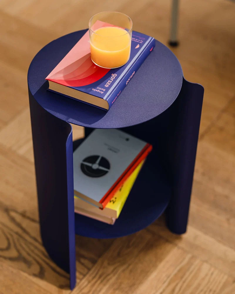 Table d'appoint en acier bleu myrtille 32,3x50cm Wa - Noo.ma